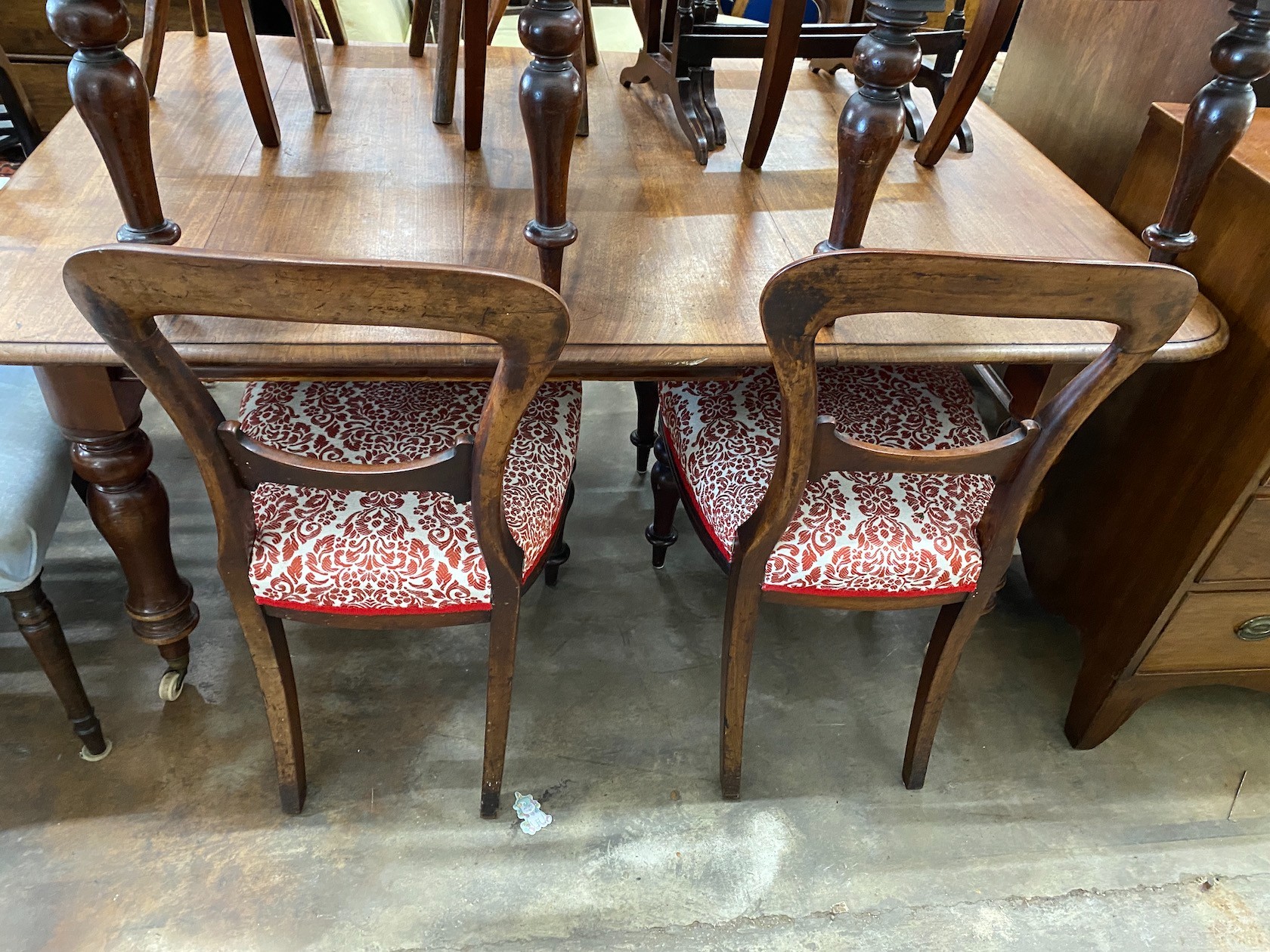 A Victorian rectangular mahogany extending dining table, length 150cm, width 105cm, height 71cm together with six Victorian mahogany balloon back dining chairs